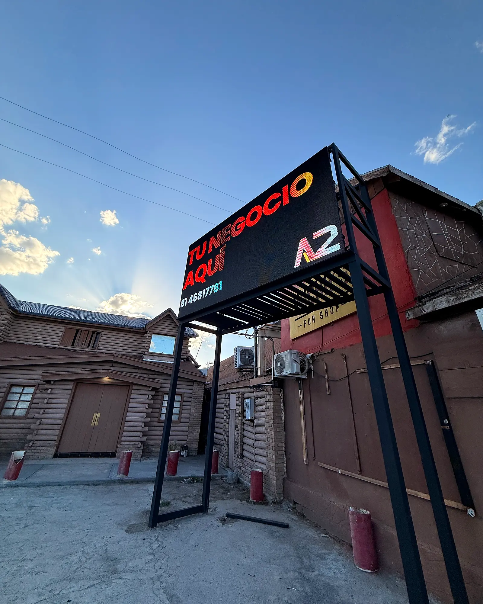 Pantalla LED de A2 Digital Media encendida con el anuncio “Tu negocio aquí” en Chihuahua 3102, Nuevo Laredo